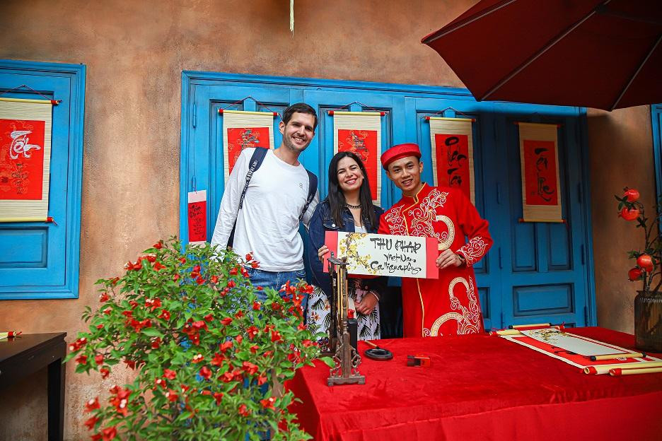 Khach Tay thich thu xin chu, xem show tren dinh Ba Na dip Tet Giap Thin-Hinh-5