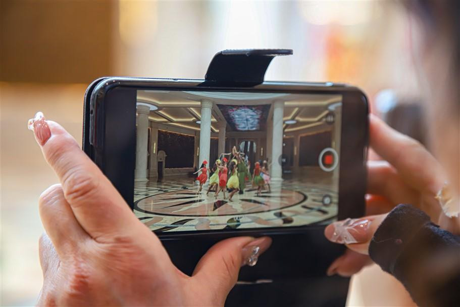 Khach Tay thich thu xin chu, xem show tren dinh Ba Na dip Tet Giap Thin-Hinh-12