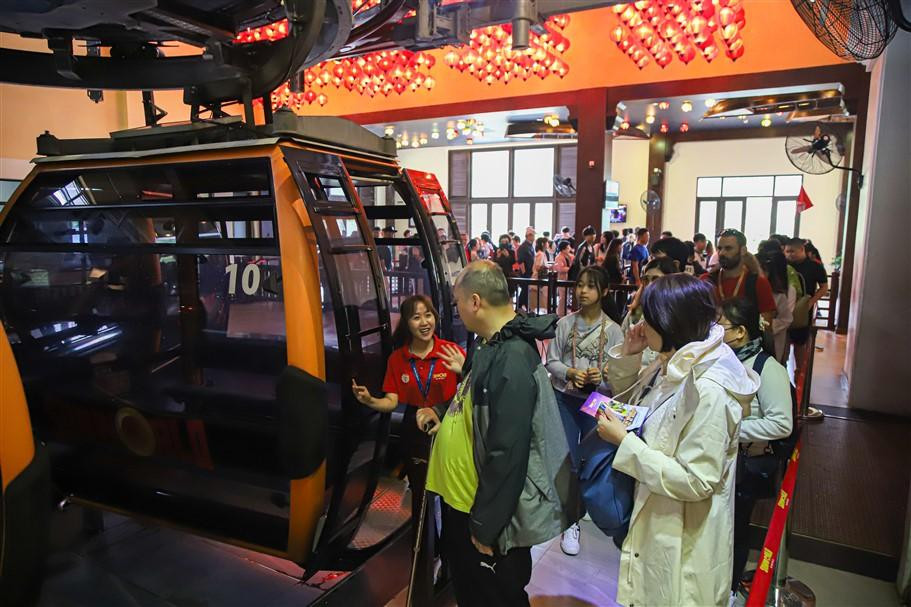 Khach Tay thich thu xin chu, xem show tren dinh Ba Na dip Tet Giap Thin