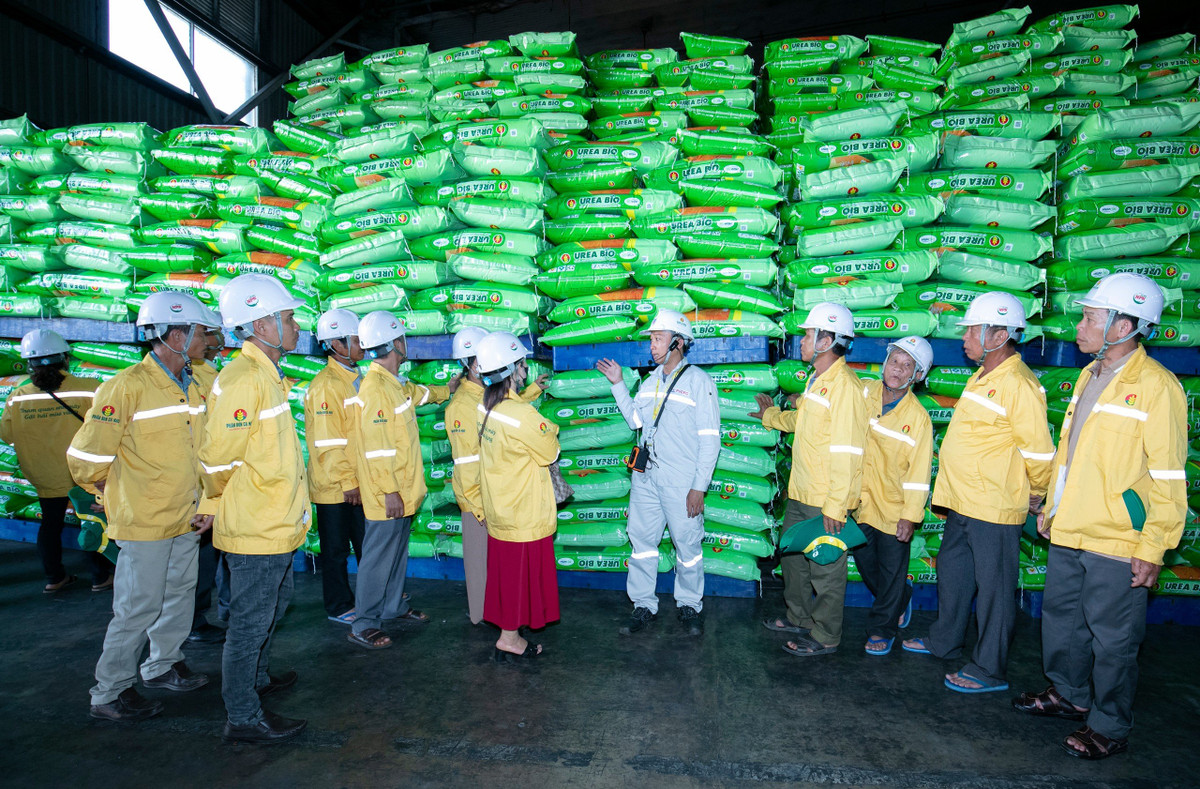 Phan bon Ca Mau don ba con nong dan tham quan nha may
