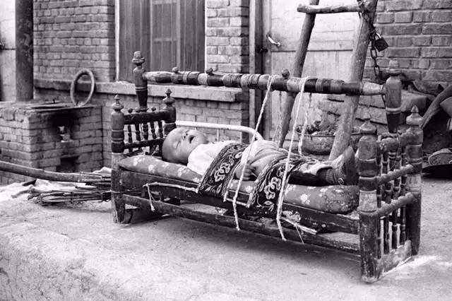 Bé trai ngủ ngon lành trên chiếc ghế. Người nhà em cẩn thận buộc dây quanh ghế để bé không bị ngã. Ảnh Ifeng