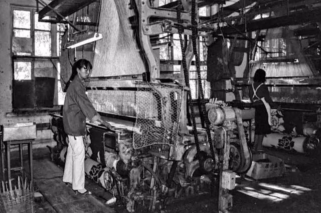 Hai nữ công nhân làm việc trong nhà xưởng. Ảnh Ifeng