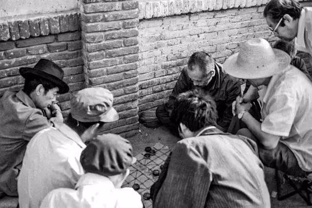 Những người đàn ông chơi cờ tướng ở con ngõ nhỏ. Đây là hình ảnh thường bắt gặp ở đất nước Trung Quốc. Ảnh Ifeng