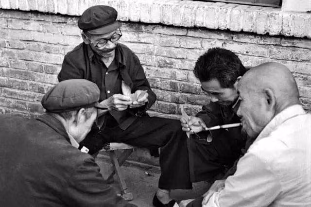 Nhóm những người đàn ông lớn tuổi Trung Quốc tụ tập ở ngoài ngõ. Ảnh Ifeng