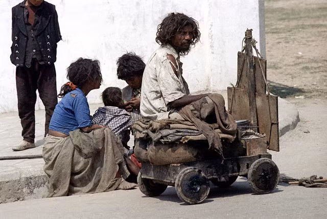 Những người vô gia cư ở Thủ đô Kathmandu, đất nước Nepal năm 1972. Ảnh VT