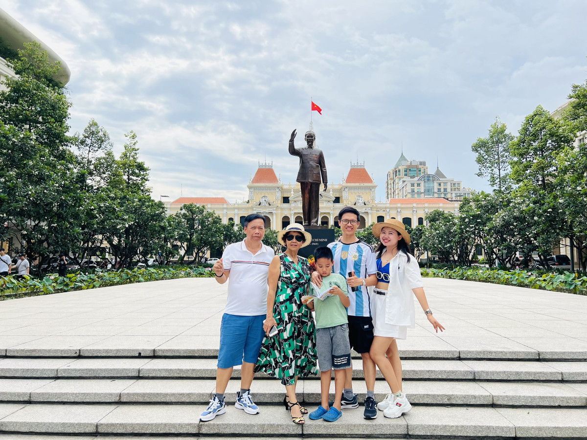 Me Ha Noi dua con du lich he xuyen Viet, nhan dieu bat ngo kho tin