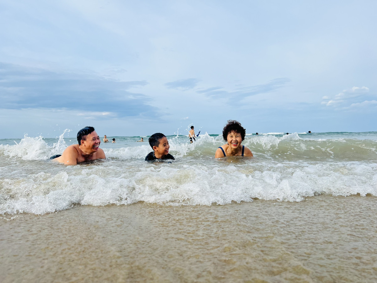 Me Ha Noi dua con du lich he xuyen Viet, nhan dieu bat ngo kho tin-Hinh-2