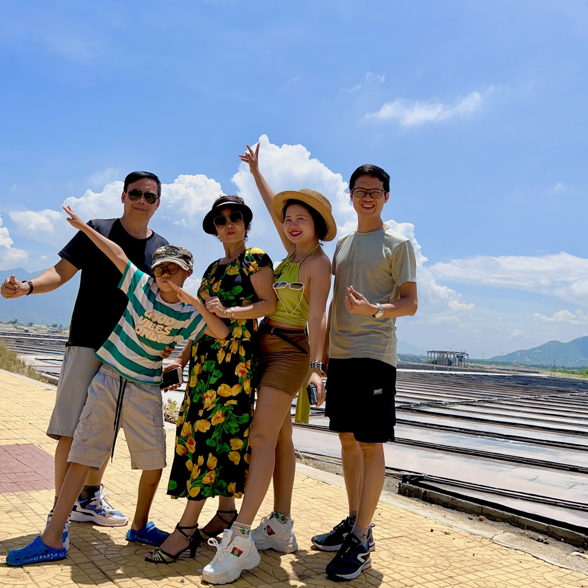 Me Ha Noi dua con du lich he xuyen Viet, nhan dieu bat ngo kho tin-Hinh-6