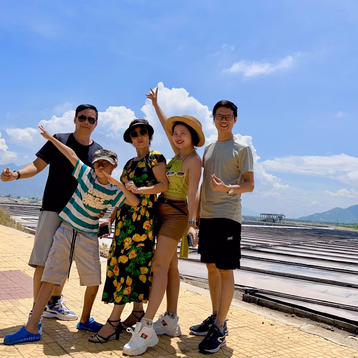 Me Ha Noi dua con du lich he xuyen Viet, nhan dieu bat ngo kho tin-Hinh-6