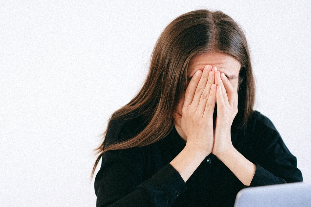 Den nha ban trai an com, toi dieng nguoi khi thay chi gai anh ay