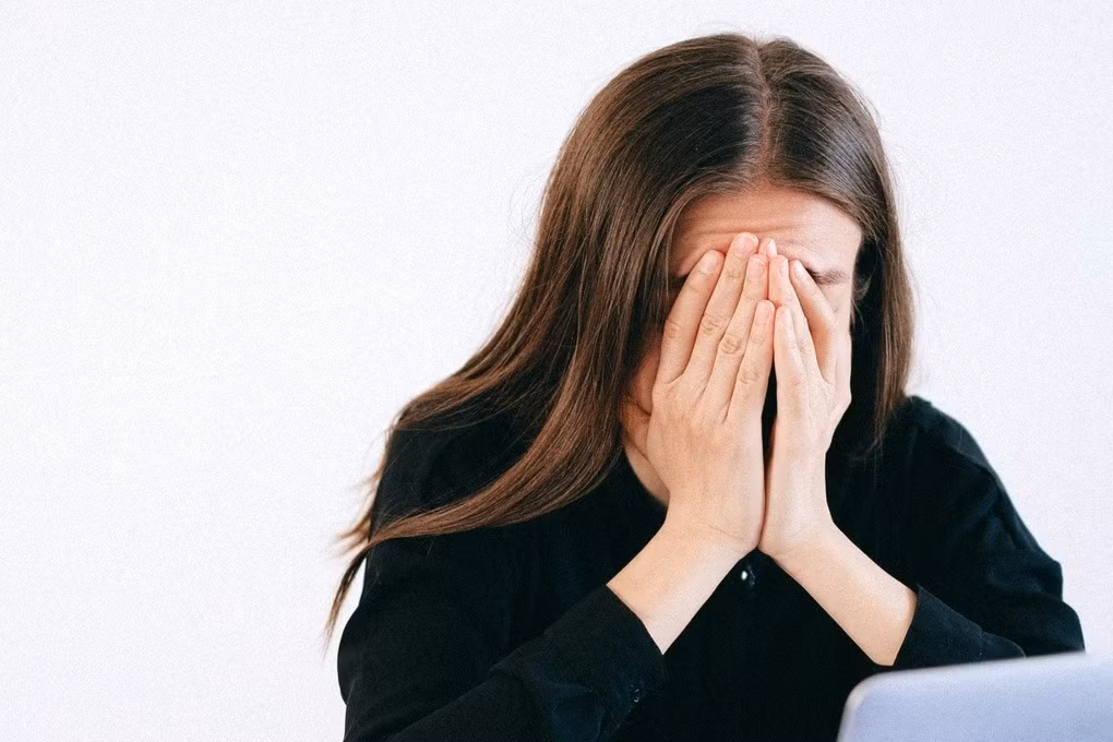 Den nha ban trai an com, toi dieng nguoi khi thay chi gai anh ay