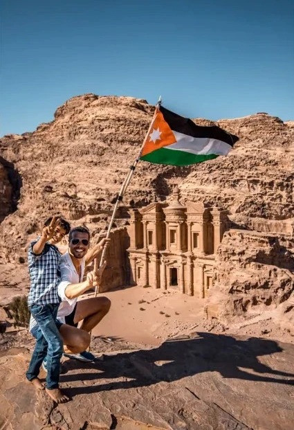 Du lịch vòng quanh thế giới, chàng trai vẫn kiếm được 20.000 USD/tháng - Hình 4 Du lich vong quanh the gioi, chang trai van kiem duoc 20.000 USD/thang-Hinh-4