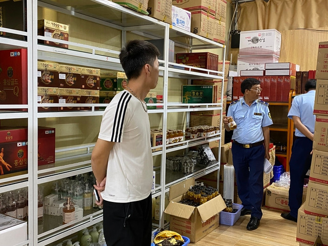 Bán mỹ phẩm, TPCN nhập lậu, một tiểu thương bị xử phạt 25 triệu đồng Ban my pham, TPCN nhap lau, mot tieu thuong bi xu phat 25 trieu dong