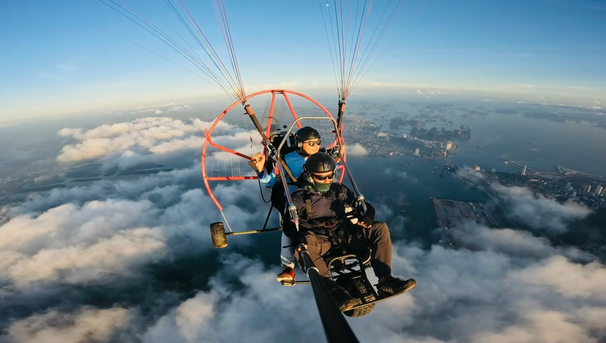 Bay dù lượn ngắm cảnh Hạ Long: Giá “chát” cỡ nào - Hình 2 Bay du luon ngam canh Ha Long: Gia “chat” co nao-Hinh-2