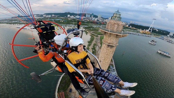 Bay dù lượn ngắm cảnh Hạ Long: Giá “chát” cỡ nào Bay du luon ngam canh Ha Long: Gia “chat” co nao