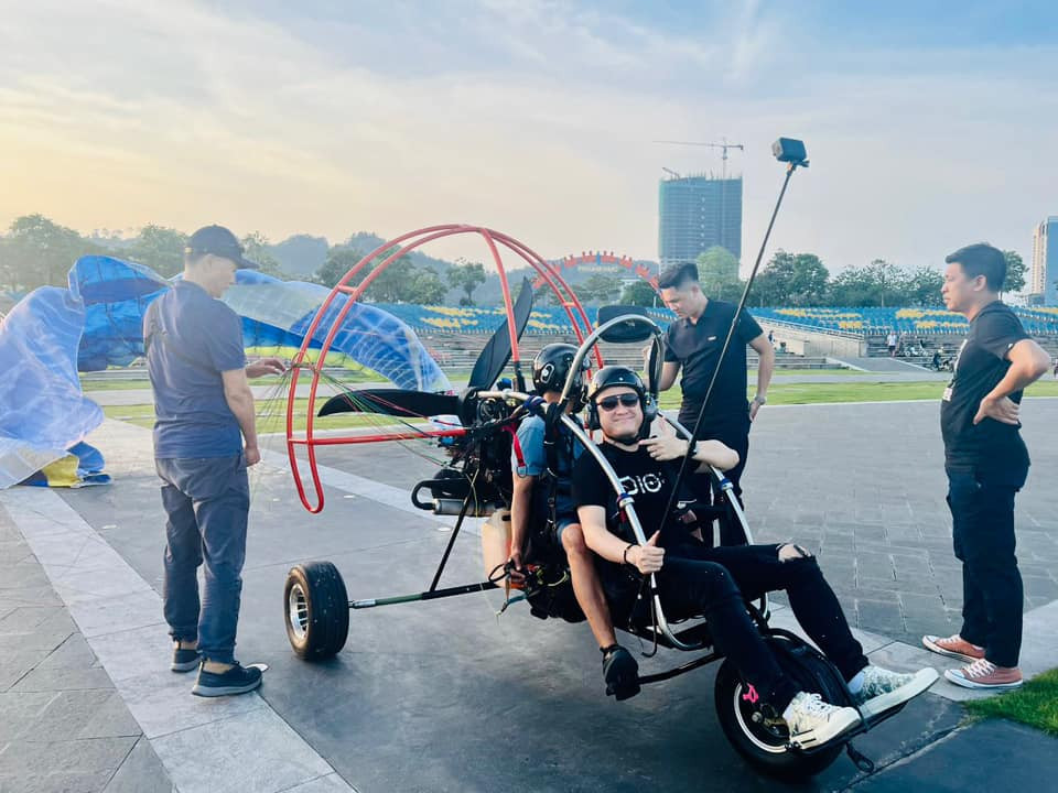 Bay dù lượn ngắm cảnh Hạ Long: Giá “chát” cỡ nào - Hình 4 Bay du luon ngam canh Ha Long: Gia “chat” co nao-Hinh-4