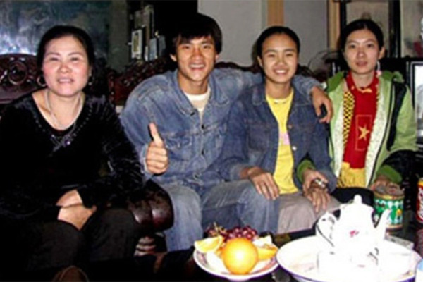 Nguoi me xu Nghe binh di cua cau thu Cong Vinh