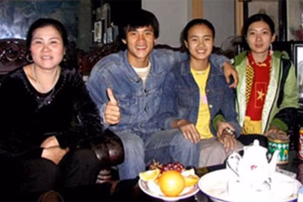 Nguoi me xu Nghe binh di cua cau thu Cong Vinh