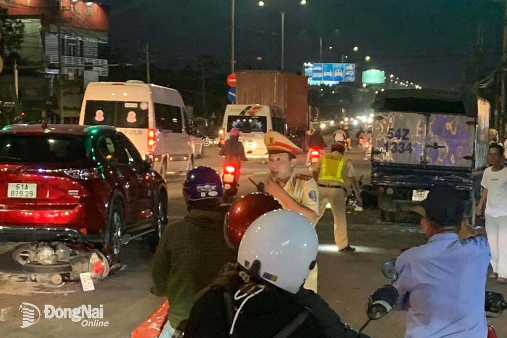 Xe tai lao vao dong xe cho den do tren quoc lo 51