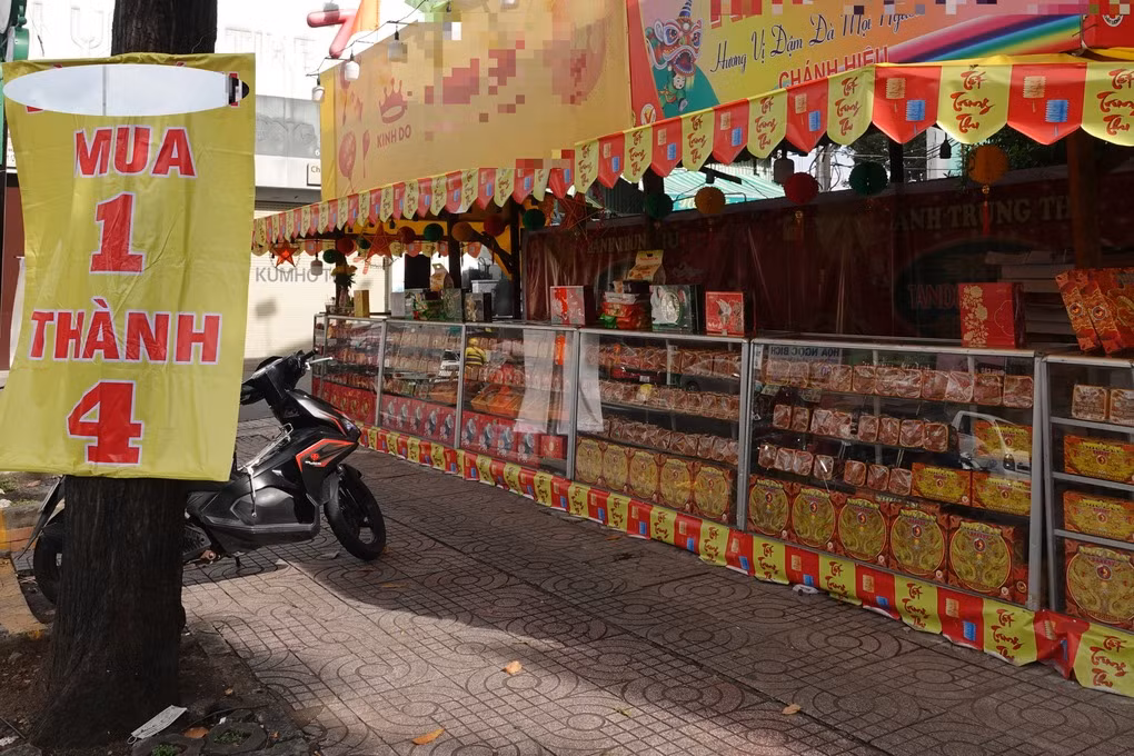 Sức mua yếu, bánh Trung Thu đua nhau giảm giá? - Hình 2 Suc mua yeu, banh Trung Thu dua nhau giam gia?-Hinh-2