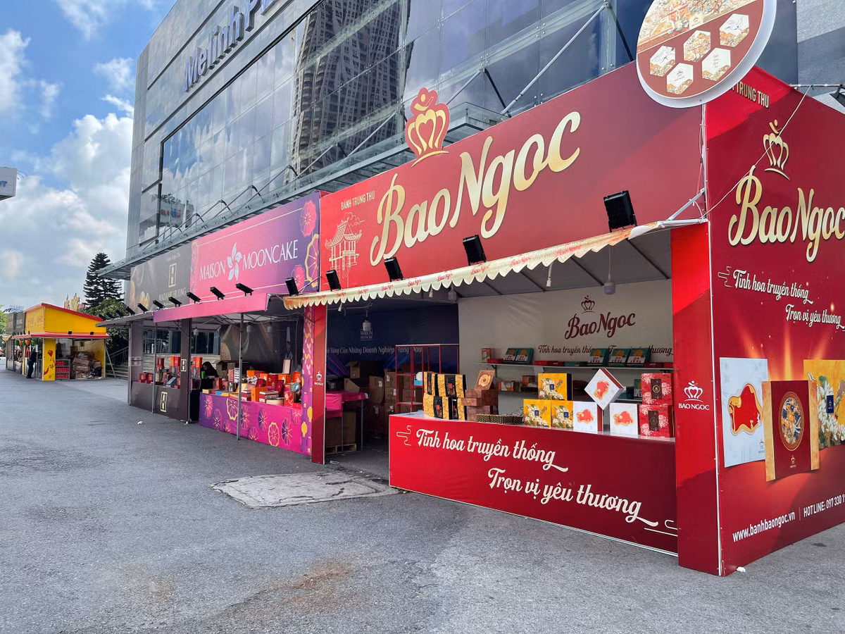 Sức mua yếu, bánh Trung Thu đua nhau giảm giá? - Hình 3 Suc mua yeu, banh Trung Thu dua nhau giam gia?-Hinh-3