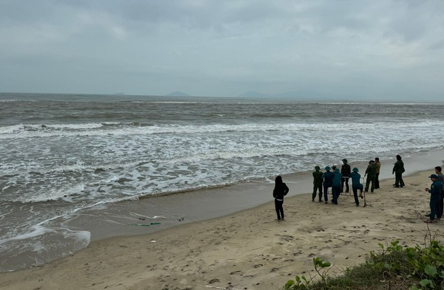 Xac minh tau co troi len bo bien Hoi An-Hinh-2