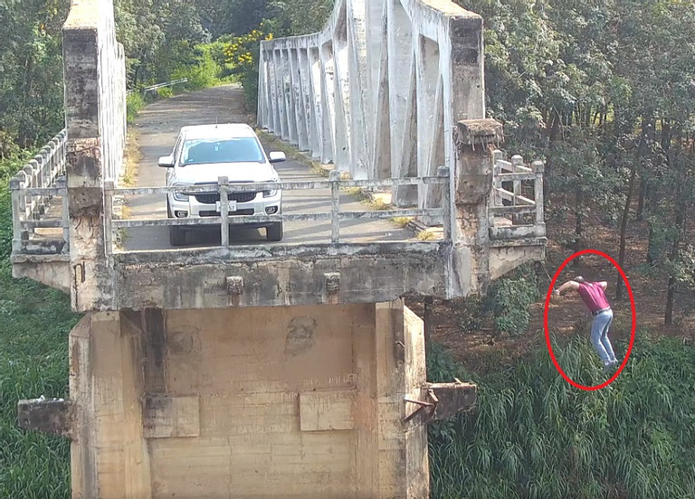 Người đàn ông để lại ô tô trên cầu, gieo mình xuống sông ở Bình Dương Nguoi dan ong de lai o to tren cau, gieo minh xuong song o Binh Duong