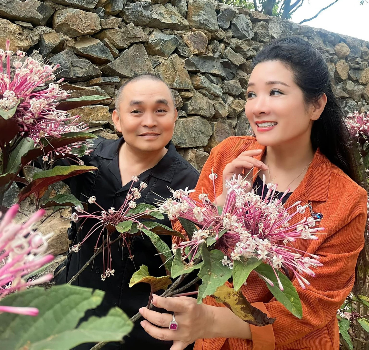 Nỗi khổ của Thanh Thanh Hiền khi đặt cạnh Xuân Hinh - Hình 4 Noi kho cua Thanh Thanh Hien khi dat canh Xuan Hinh-Hinh-4