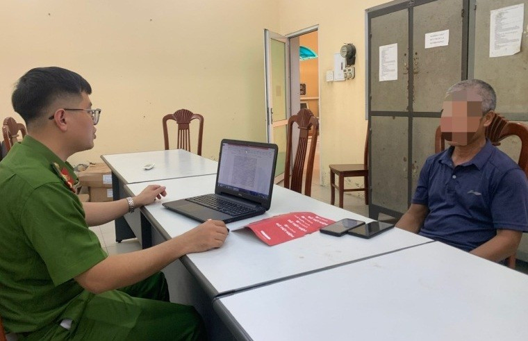 Công an “dởm” điều nạn nhân đến nhà nghỉ nhằm lừa đảo số tiền gần nửa tỷ đồng Cong an “dom” dieu nan nhan den nha nghi nham lua dao so tien gan nua ty dong