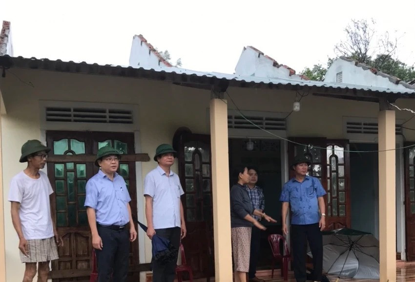 Hàng chục ngôi nhà ở Quảng Trị bị tốc mái do giông lốc Hang chuc ngoi nha o Quang Tri bi toc mai do giong loc