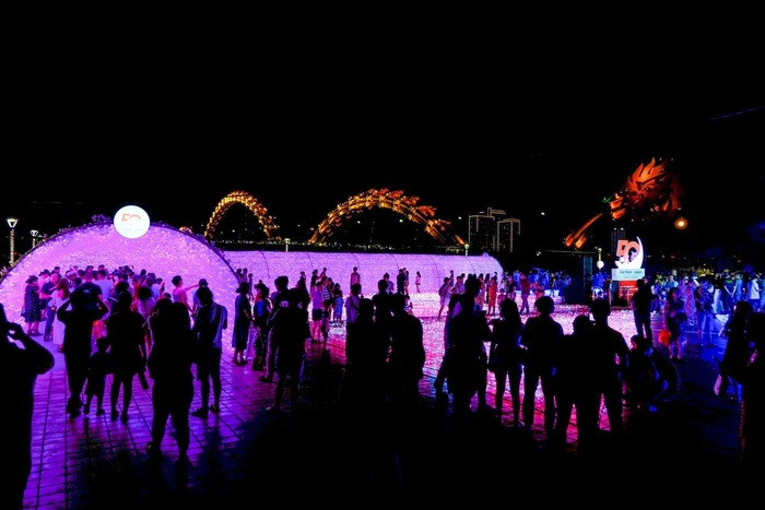 Chen chan “check-in” cong vien anh sang lan dau xuat hien o Da Nang-Hinh-7