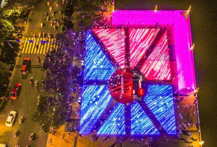 Chen chan “check-in” cong vien anh sang lan dau xuat hien o Da Nang-Hinh-13