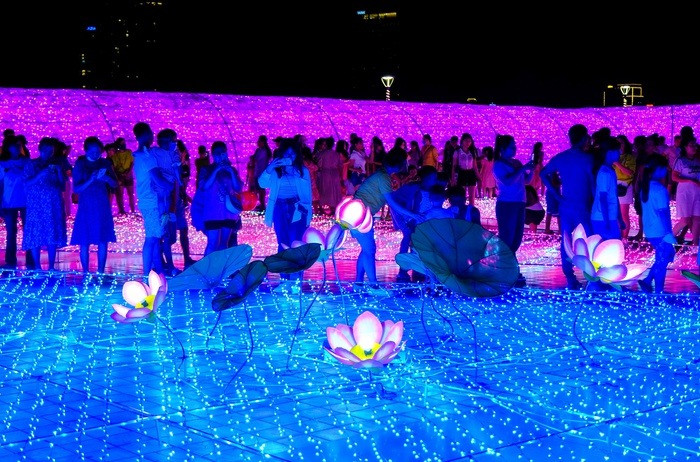 Chen chan “check-in” cong vien anh sang lan dau xuat hien o Da Nang-Hinh-9