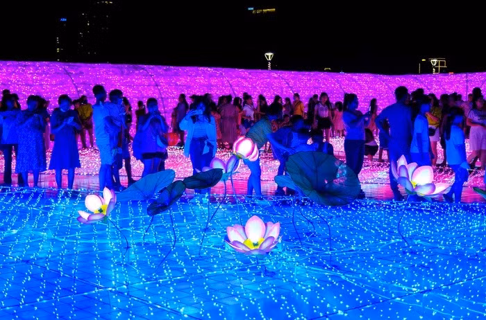 Chen chân “check-in” công viên ánh sáng lần đầu xuất hiện ở Đà Nẵng - Hình 9 Chen chan “check-in” cong vien anh sang lan dau xuat hien o Da Nang-Hinh-9