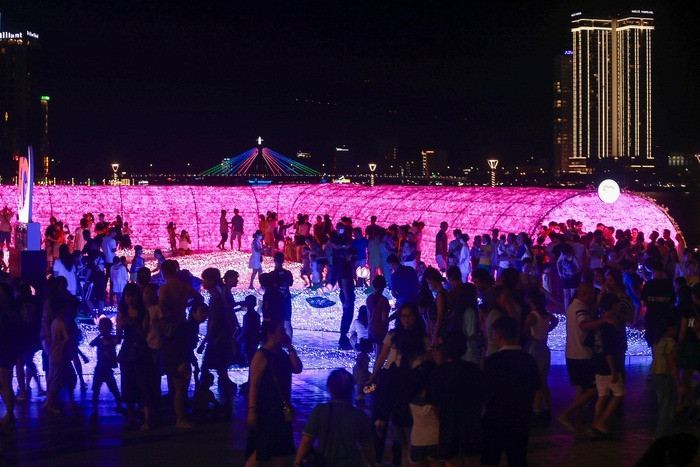 Chen chan “check-in” cong vien anh sang lan dau xuat hien o Da Nang