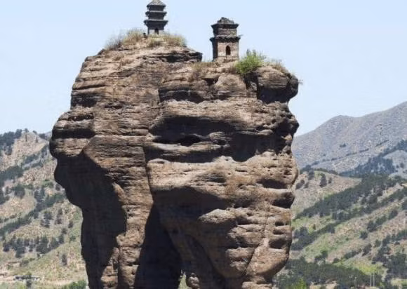 Ngoi chua co bi an tren dinh nui cao chot vot o Ha Bac-Hinh-2