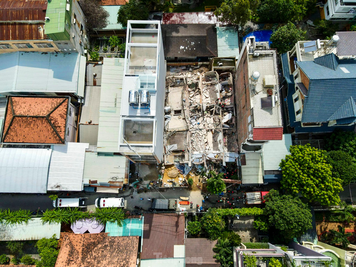 Khoảng 12h30, người dân trong hẻm 133 đường Bình Quới (phường 27, quận Bình Thạnh, TPHCM) phát hiện căn nhà cao tầng bị đổ sập hoàn toàn. 