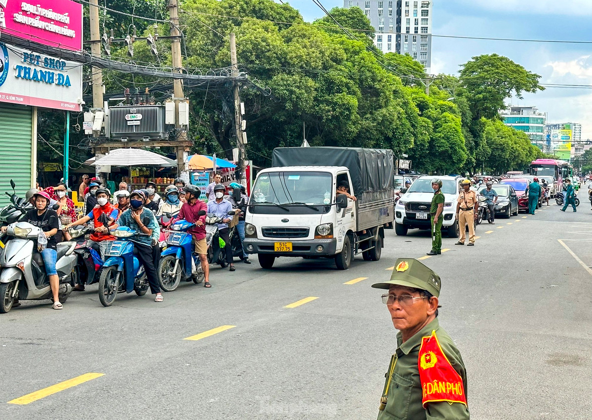 Vụ việc khiến tuyến đường Bình Qưới bị ách tắc. Các lực lượng chức năng phải rất vất vả điều phối để tránh tình trạng tập trung đông người gây cản trở công tác cứu hộ. 
