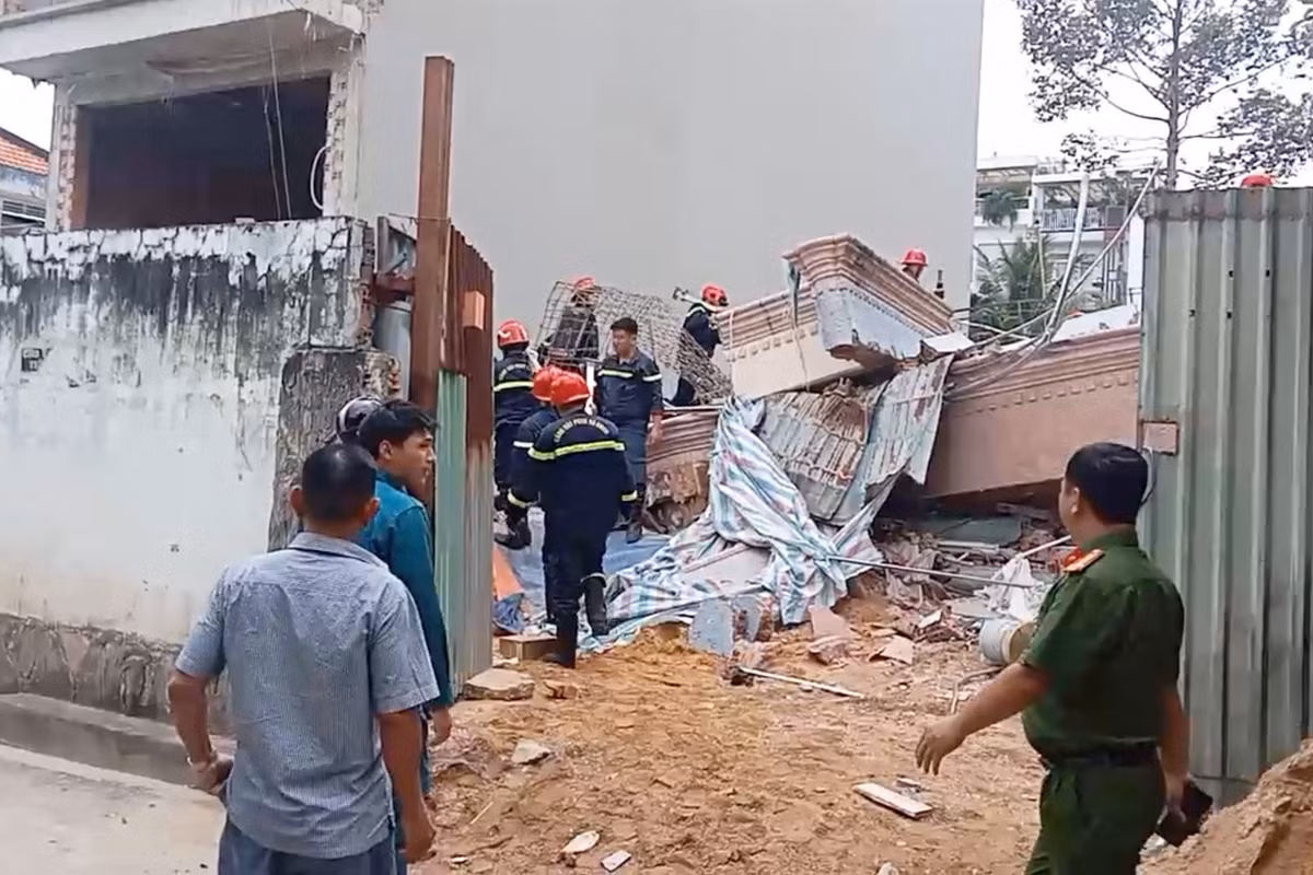 Gạch đá, vật liệu xây dựng ngổn ngang. Xe cứu thương và nhân viên y tế cũng có mặt tại hiện trường để cấp cứu người bị nạn. 