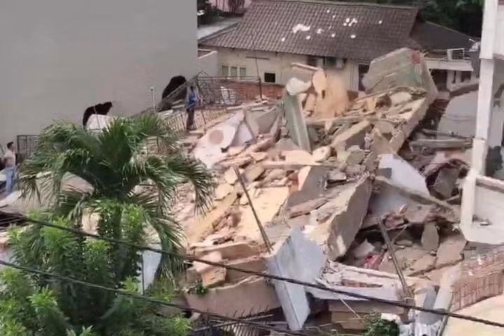 Nhận tin báo, lực lượng Cảnh sát PCCC và cứu nạn cứu hộ Công an quận Bình Thạnh và các đơn vị nhanh chóng có mặt...