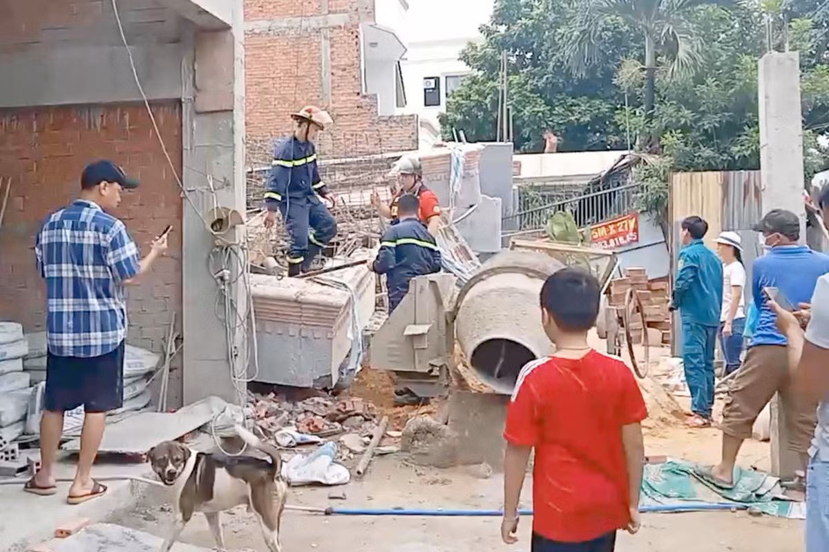 Theo ghi nhận của phóng viên tại hiện trường, căn nhà 4 tầng bị đổ sập hoàn toàn.