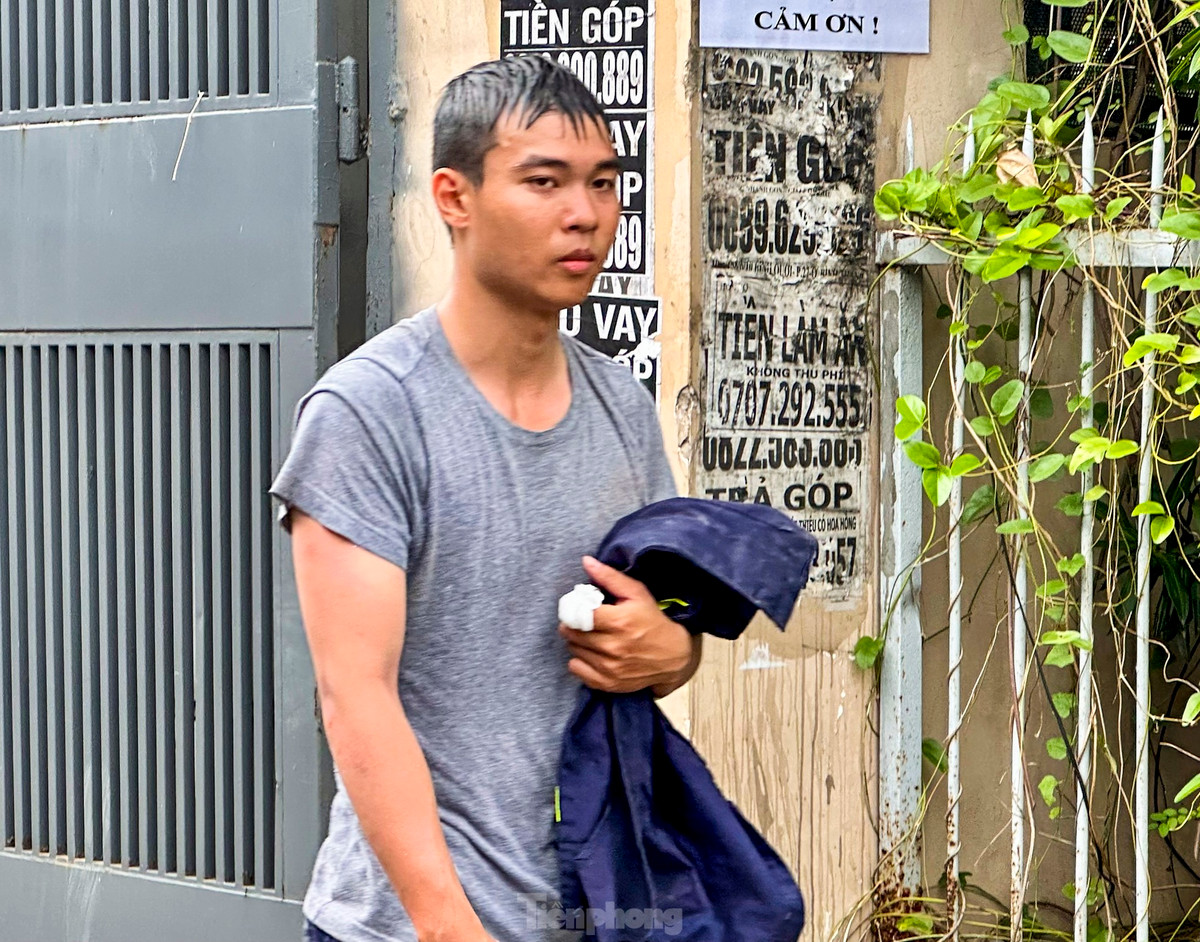 Một thành viên trong đội cứu hộ sau khi hoàn thành nhiệm vụ. 