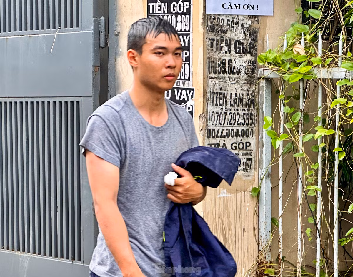 Một thành viên trong đội cứu hộ sau khi hoàn thành nhiệm vụ. 