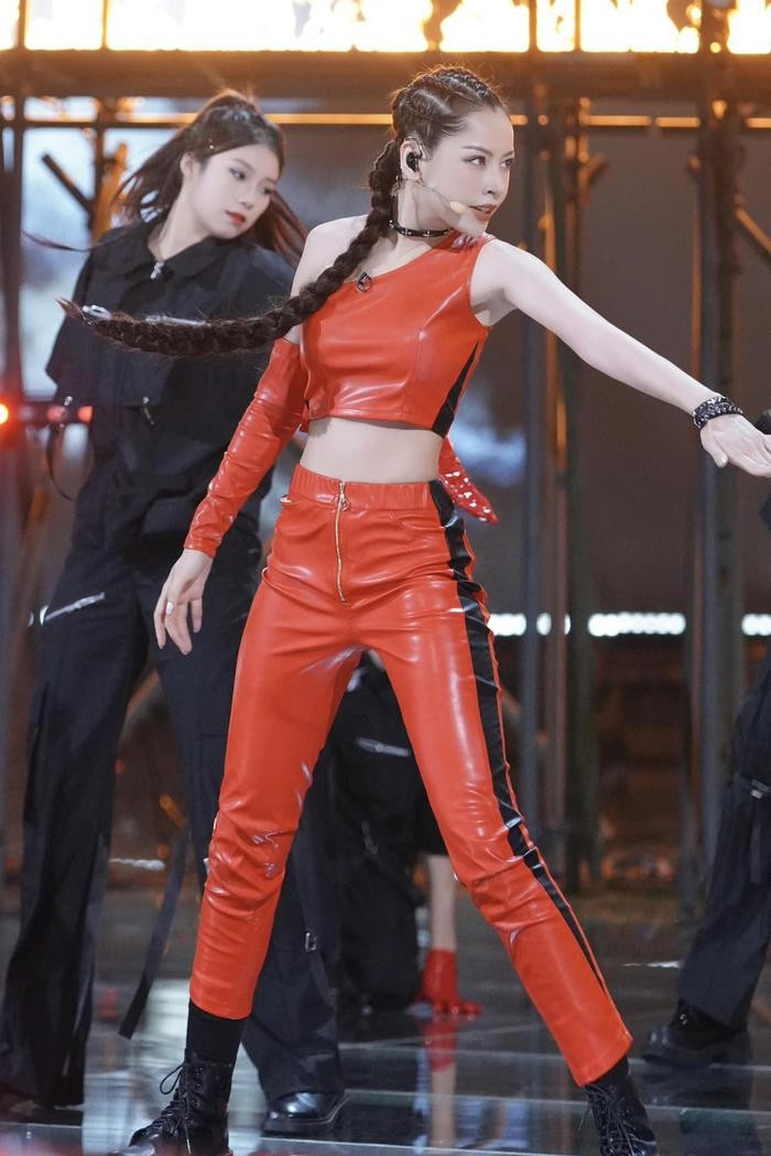 Chi Pu bi fan xu Trung 'dao' lai phan ung khi trai dep hat to tinh-Hinh-5