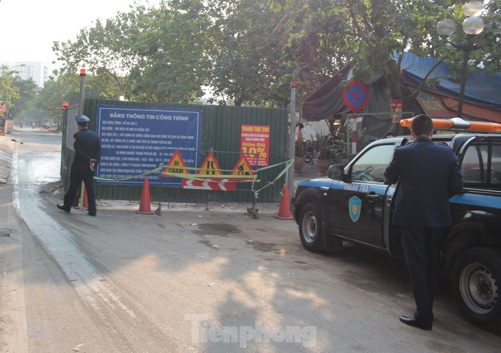 Chiều 26/12 kiểm tra lại hiện trường thi công tại phố Bằng Liệt, Đội Thanh tra giao thông quận Hoàng Mai, Thanh tra Sở GTVT Hà Nội đã ghi nhận, từ chiều dài hơn 30 mét, đến nay hàng rào thi công giếng thu nước trên phố Bằng Liệt chỉ còn khoảng 7 mét