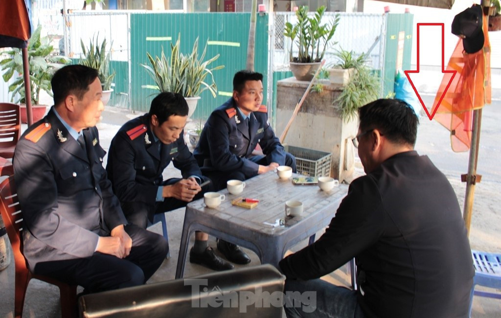 Tại lán tạm khu vực công trường thi công ngày 26/12, làm việc với TTGT Hà Nội, đại diện đơn vị thi công (vị trí mũi tên đỏ) các công trường hàng rào trên đường Nguyễn Xiển (Vành đai 3) và phố Bằng Liệt, Nguyễn Phan Chánh (Linh Đàm, Hoàng Mai) cam kết, đang đẩy nhanh thi công, đặt mục tiêu trước 30/4/2024 hoàn thành các giếng khoan, thu rào trả lại mặt bằng lòng đường, vỉa hè cho các tuyến phố này.