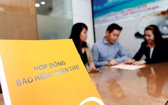 Hau “khung hoang”, ban bao hiem qua ngan hang gap kho?