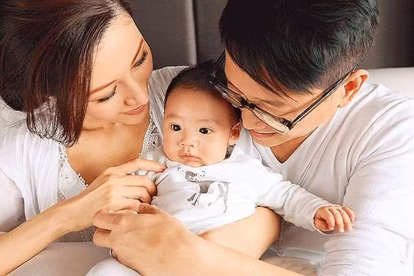 Hoa hau Hong Kong Ly Gia Han song ra sao ben chong ty phu?-Hinh-12