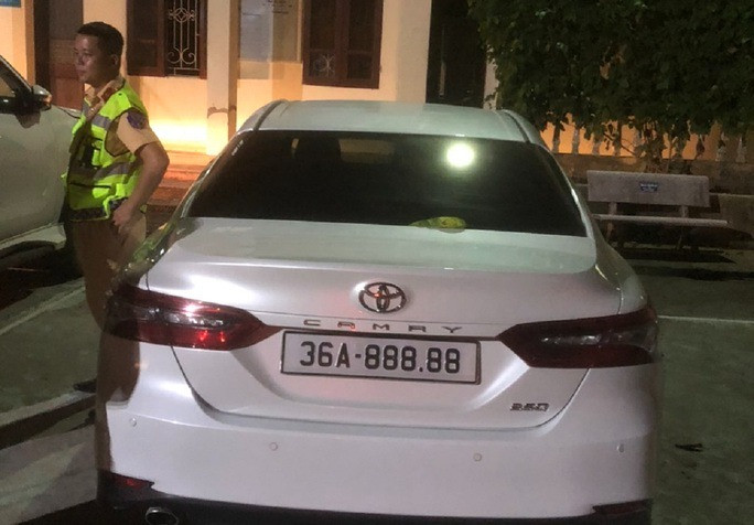 Tài xế xe biển số “VIP” 888.88 vi phạm nồng độ cồn bị phạt Tai xe xe bien so “VIP” 888.88 vi pham nong do con bi phat