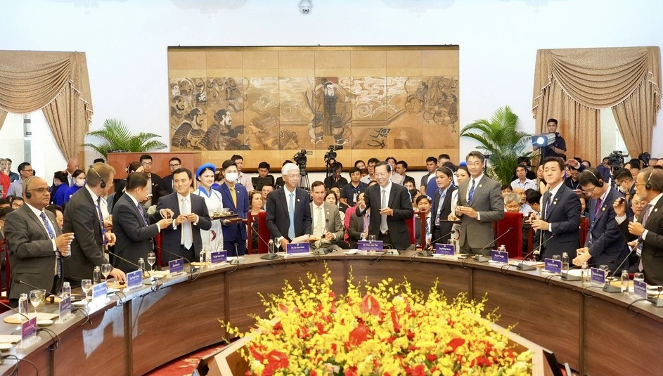 100 CEO hang dau hien ke gi cho TP HCM tang truong xanh?